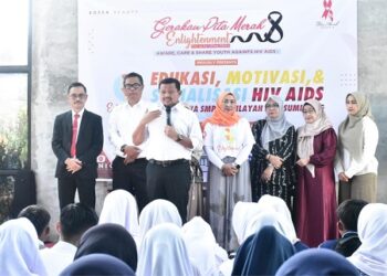 Bupati Dony saat menjadi Narasumber Talkshow Edukatif dan Sosialisasi HIV/AIDS kepada para Pelajar SMP dan Guru BK se - Sumedang di Zazi Cafe Kutamaya Sumedang, Senin (10/11/2025). (Foto: Dok. Humas Pemkab Sumedang)