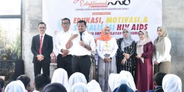 Bupati Dony saat menjadi Narasumber Talkshow Edukatif dan Sosialisasi HIV/AIDS kepada para Pelajar SMP dan Guru BK se - Sumedang di Zazi Cafe Kutamaya Sumedang, Senin (10/11/2025). (Foto: Dok. Humas Pemkab Sumedang)
