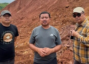 Bupati Sumedang Dony Ahmad Munir meninjau lokasi longsoran di gerbang masuk Jalan Lingkar Utara Jatigede, arah Pasiringkik, Minggu (9/11/2025) sore. (Foto: Humas Pemkab Sumedang)