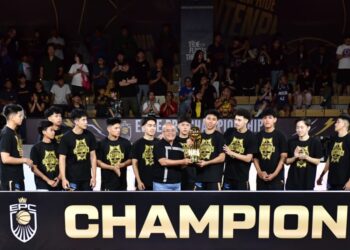 Sekretaris Kementerian Pemuda dan Olahraga (Sesmenpora) Gunawan Suswantoro menyerahkan trophy juara kepada Dewa United yang berhasil menjadi juara Elite Pro Champhionship (EPC) 2025 setelah berhasil mengalahkan Pacific Caesar Surabaya di gim final kedua dengan skor 57-44 (2-0) di Dewa United Arena, Tangerang, Banten, Sabtu (8/10) malam. (foto:Andre/kemenpora.go.id)