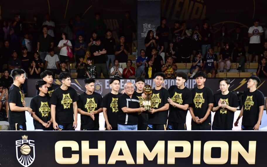 Sekretaris Kementerian Pemuda dan Olahraga (Sesmenpora) Gunawan Suswantoro menyerahkan trophy juara kepada Dewa United yang berhasil menjadi juara Elite Pro Champhionship (EPC) 2025 setelah berhasil mengalahkan Pacific Caesar Surabaya di gim final kedua dengan skor 57-44 (2-0) di Dewa United Arena, Tangerang, Banten, Sabtu (8/10) malam. (foto:Andre/kemenpora.go.id)