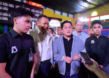 Menteri Pemuda dan Olahraga (Menpora) RI Erick Thohir membuka kejuaraan tinju antarpelajar SMA, Arena Selatan Championship di Gor Bulungan, Jakarta Selatan (Jaksel), Sabtu (15/11) pagi. Pembukaan ditandai pemukulan lonceng oleh Menpora yang didampingi bersama Anggota DPR RI Bambang Soesatyo di atas ring tinju.(foto:bagus/kemenpora.go.id)