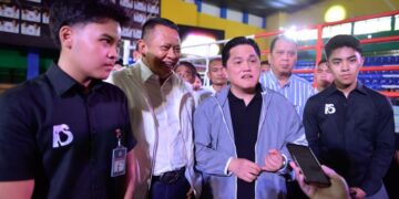 Menteri Pemuda dan Olahraga (Menpora) RI Erick Thohir membuka kejuaraan tinju antarpelajar SMA, Arena Selatan Championship di Gor Bulungan, Jakarta Selatan (Jaksel), Sabtu (15/11) pagi. Pembukaan ditandai pemukulan lonceng oleh Menpora yang didampingi bersama Anggota DPR RI Bambang Soesatyo di atas ring tinju.(foto:bagus/kemenpora.go.id)