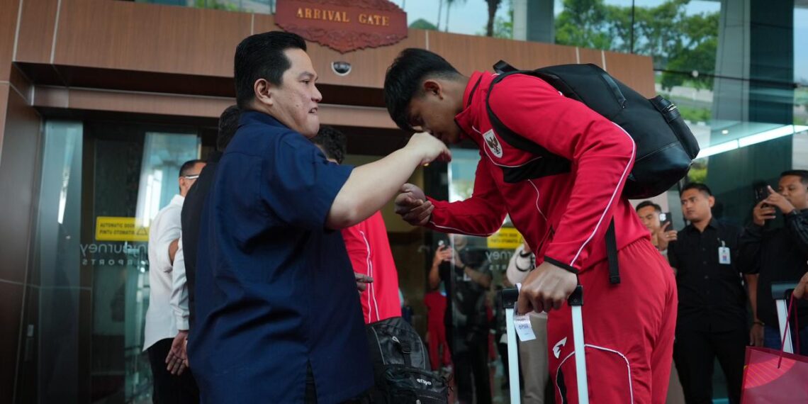 Ketum PSSI Erick Thohir sambut kedatangan Timnas U-17 di Bandara Soekarno-Hatta.(Foto: Dok. PSSI)