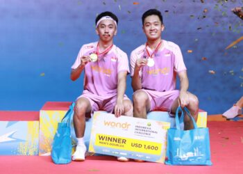 Ganda putra Indonesia, Muh. Putra Erwiansyah/Daniel Edgar Marvino, meraih gelar perdana mereka setelah memenangkan partai final WONDR by BNI Indonesia International Challenge 2025 di GOR Amongrogo, Yogyakarta, Minggu (16/11).(Foto: PBSI)