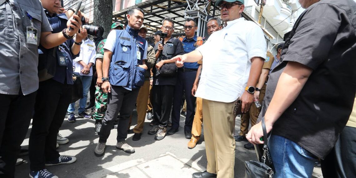 Wali Kota Bandung Muhammad Farhan (baju putih) saat kunjungi Ciateul Kota Bandung.(Foto: Humas Pemkot Bandung)