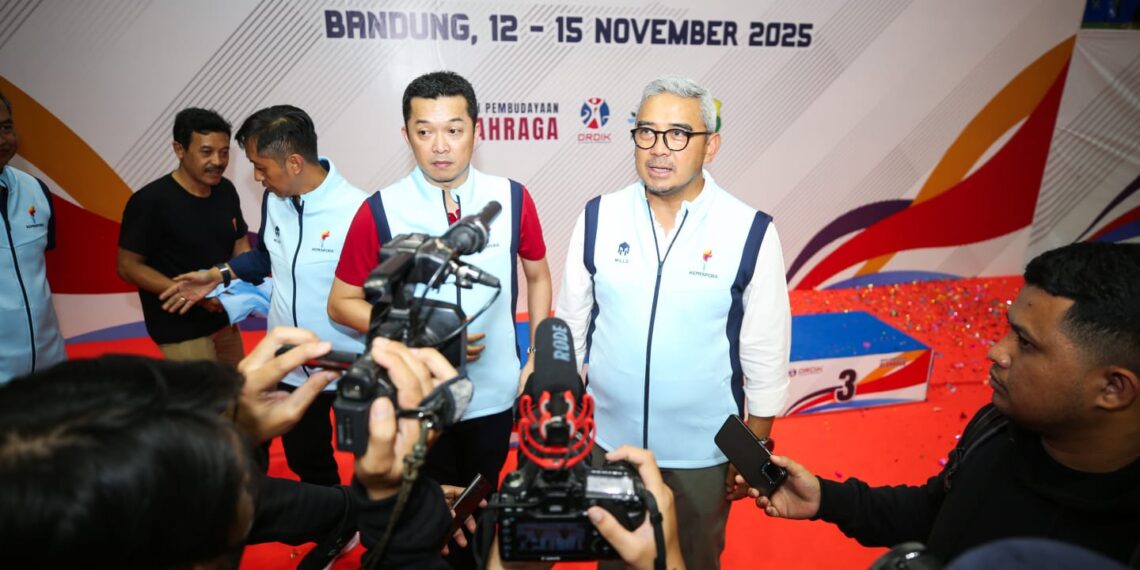 Wakil Menteri Pemuda dan Olahraga Taufik Hidayat (kiri) dan Wali Kota Bandung Muhammad Farhan (kanan).(Foto: Humas Pemkot Bandung)