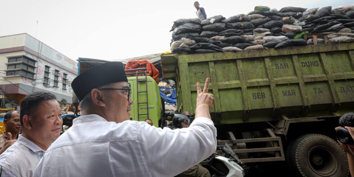 Wali Kota Bandung, Muhammad Farhan juga telah menginstruksikan Dinas Lingkungan Hidup (DLH) untuk mempercepat proses hingga tuntas dalam dua hari. Hal itu terungkap saat Farhan meninjau TPS Sederhana, Jumat, 14 November 2025. Ia sempat berdialog dengan petugas dan pejabat terkait.(Foto: Humas Pemkot Bandung)