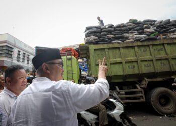 Wali Kota Bandung, Muhammad Farhan juga telah menginstruksikan Dinas Lingkungan Hidup (DLH) untuk mempercepat proses hingga tuntas dalam dua hari. Hal itu terungkap saat Farhan meninjau TPS Sederhana, Jumat, 14 November 2025. Ia sempat berdialog dengan petugas dan pejabat terkait.(Foto: Humas Pemkot Bandung)