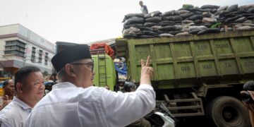 Wali Kota Bandung, Muhammad Farhan juga telah menginstruksikan Dinas Lingkungan Hidup (DLH) untuk mempercepat proses hingga tuntas dalam dua hari. Hal itu terungkap saat Farhan meninjau TPS Sederhana, Jumat, 14 November 2025. Ia sempat berdialog dengan petugas dan pejabat terkait.(Foto: Humas Pemkot Bandung)