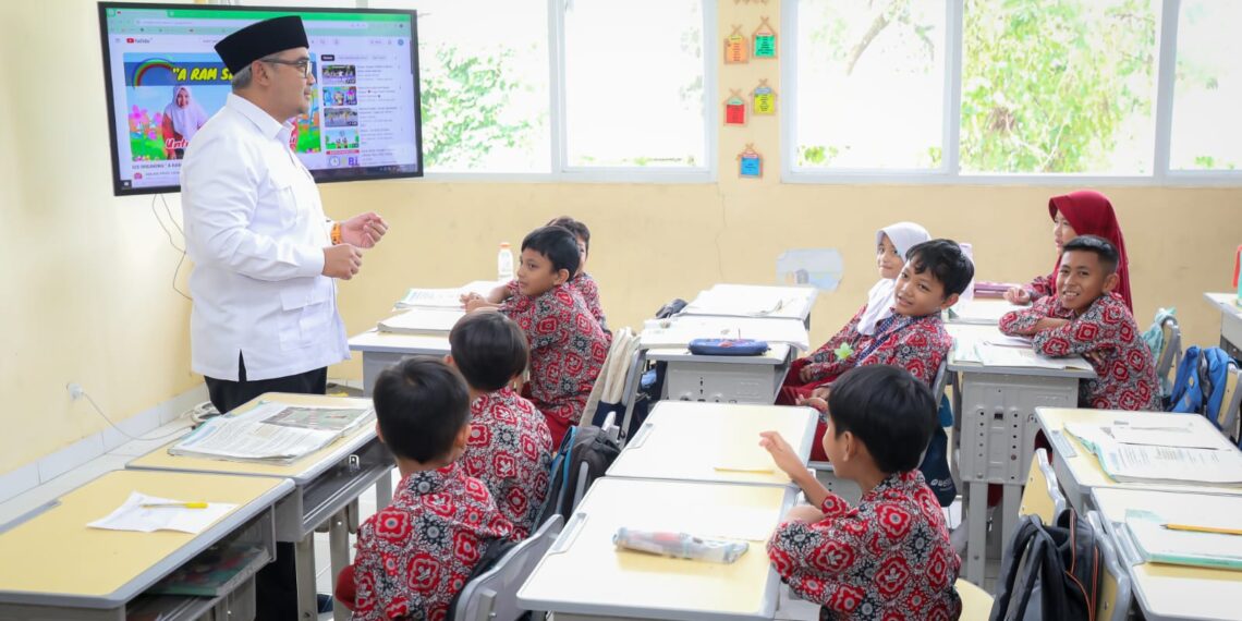 Wali Kota Bandung, Muhammad Farhan mengunjungi SDN 117 Batununggal, Jumat 28 November 2025.(Foto: Humas Pemkot Bandung)
