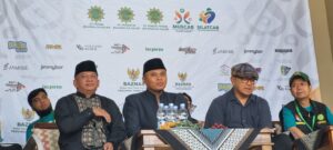 (Dari kiri-kanan) Anggota DPRD Kota Bandun Soni Daniswara, Ketua PD Persis Kota Bandung Andri Mulyadi, Wali Kota Bandung Muhammad Farhan, Ketua PC Persis Bojongloa Kaler Ari Sapari sebelum melepas Parade Jam'iyyah Persatuan Islam Bojongloa Kaler Kota Bandung, Minggu (9/11/2025).