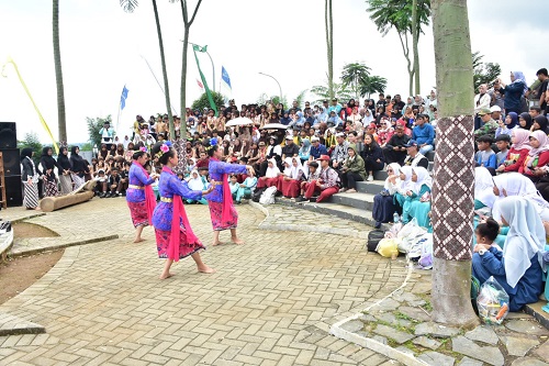 Ekosistem Budaya Kasumedangan yang digelar di Geoteater Rancakalong, Sabtu (22/11/2025).(Foto: Humas Pemkab Sumedang)