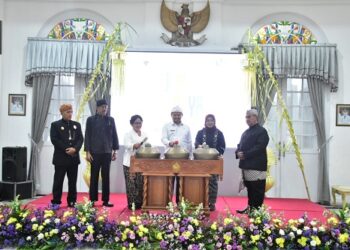 Bupati Sumedang Dony Ahmad Munir membuka Jabar Etno Festival (JEF) 2025 di Gedung Negara, Senin (3/11/2025).(Foto: Humas Pemkab Sumedang)