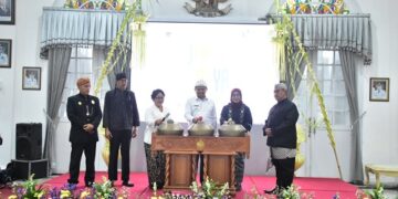 Bupati Sumedang Dony Ahmad Munir membuka Jabar Etno Festival (JEF) 2025 di Gedung Negara, Senin (3/11/2025).(Foto: Humas Pemkab Sumedang)