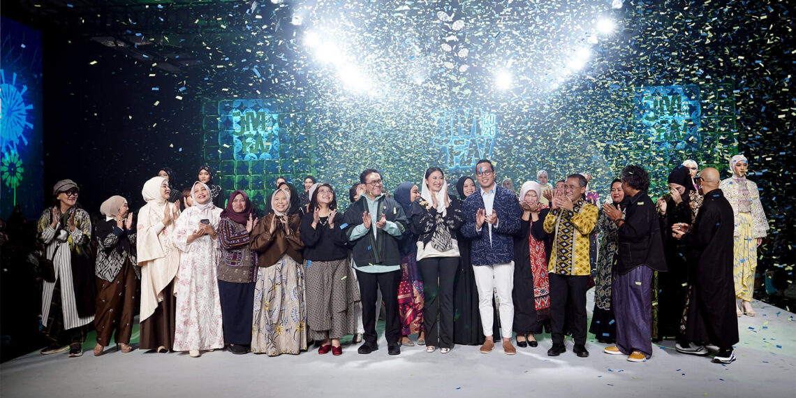 Jakarta Muslim Fashion Week (JMFW) 2026 di Jakarta berakhir Minggu malam (9/11/2025). Acara penutupan dilakukan oleh Menteri Perdagangan, Budi Santoso bersama Wakil Menteri Perdagangan, Dyah Roro Esti.(Foto: Dok. Kemendag)