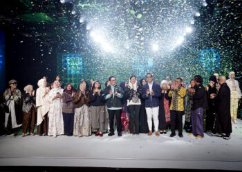 Jakarta Muslim Fashion Week (JMFW) 2026 di Jakarta berakhir Minggu malam (9/11/2025). Acara penutupan dilakukan oleh Menteri Perdagangan, Budi Santoso bersama Wakil Menteri Perdagangan, Dyah Roro Esti.(Foto: Dok. Kemendag)
