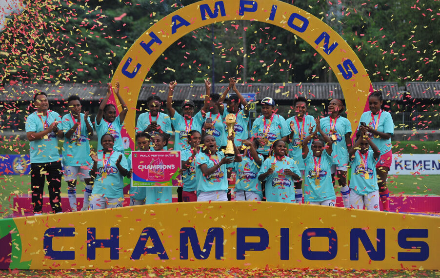 Tim sepakbola Perempuan Papua Pegunungan berhasil mempertahankan juara Piala Pertiwi 2025 Putaran Nasional setelah mengalahkan Jawa Barat dengan skor tipis 1-0 pada final di Lapangan UII Sleman, Senin 10 November 2025.(Foto: Dok. PSSI)