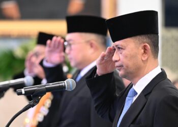 Presiden Prabowo Subianto melantik Kepala dan Wakil Kepala Badan Riset dan Inovasi Nasional (BRIN) di Istana Negara, Jakarta, Senin (10/11/2025). Pelantikan Arif Satria (tengah) dilantik sebagai Kepala BRIN dan Amarulla Octavian (kanan) sebagai wakilnya berdasarkan Keputusan Presiden RI Nomor 123/P Tahun 2025 tentang Pemberhentian dan Pengangkatan Kepala dan Wakil Kepala BRIN.