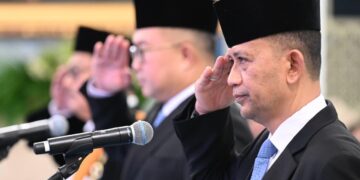 Presiden Prabowo Subianto melantik Kepala dan Wakil Kepala Badan Riset dan Inovasi Nasional (BRIN) di Istana Negara, Jakarta, Senin (10/11/2025). Pelantikan Arif Satria (tengah) dilantik sebagai Kepala BRIN dan Amarulla Octavian (kanan) sebagai wakilnya berdasarkan Keputusan Presiden RI Nomor 123/P Tahun 2025 tentang Pemberhentian dan Pengangkatan Kepala dan Wakil Kepala BRIN.