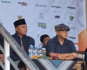 Wali Kota Bandung Muhammad Farhan dan Ketua PD Persis Kota Bandung Andri Mulyadi sebelum melepas Parade Jam'iyyah Persatuan Islam Bojongloa Kaler Kota Bandung, Minggu (9/11/2025)