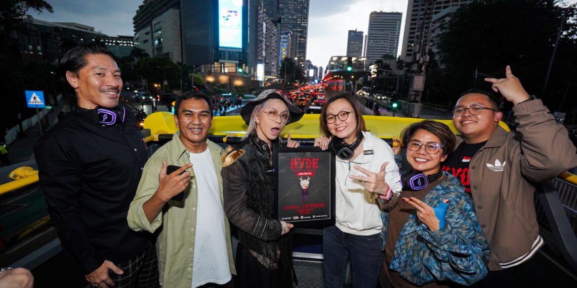 Mampir Ke Indonesia, Wamen Ekraf Ajak HYDE Keliling Kota Jakarta Pakai Bus.(Foto: Humas Ekraf)