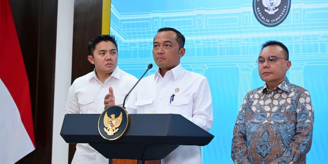 Wakil Ketua DPR RI Sufmi Dasco Ahmad (kanan), Menteri Sekretaris Negara (Mensesneg) Prasetyo Hadi (tenga), dan Sekretaris Kabinet (Seskab) Teddy Indra Wijaya (Foto: Setneg)