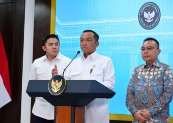 Wakil Ketua DPR RI Sufmi Dasco Ahmad (kanan), Menteri Sekretaris Negara (Mensesneg) Prasetyo Hadi (tenga), dan Sekretaris Kabinet (Seskab) Teddy Indra Wijaya (Foto: Setneg)