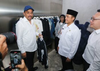 Menteri Usaha Menengah Kecil Mikro (UMKM) Maman Abdurrahman (kiri) bersama Wakil Wali Kota Bandung Erwin saat berkunjung ke Pasar Kosambi, Bandung, Rabu 5 November 2025. (Foto: Humas Pemkot Bandung)