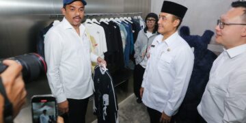 Menteri Usaha Menengah Kecil Mikro (UMKM) Maman Abdurrahman (kiri) bersama Wakil Wali Kota Bandung Erwin saat berkunjung ke Pasar Kosambi, Bandung, Rabu 5 November 2025. (Foto: Humas Pemkot Bandung)