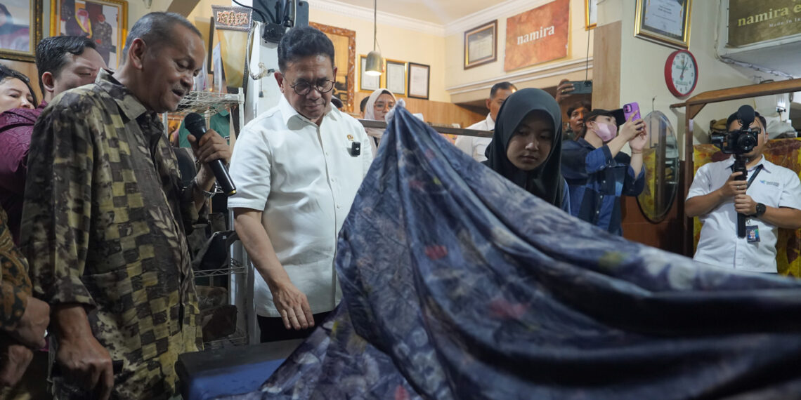 Menteri Perdagangan, Budi Santoso (baju putih) mengunjungi pelaku UMKM Namira Ecoprint yang berada di Surabaya, Jawa Timur, Kamis (13/11/2025).(Foto: Humas Kemendag)