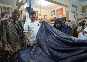 Menteri Perdagangan, Budi Santoso (baju putih) mengunjungi pelaku UMKM Namira Ecoprint yang berada di Surabaya, Jawa Timur, Kamis (13/11/2025).(Foto: Humas Kemendag)