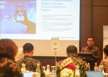 Wamenkomdigi Nezar Patria memberikan Keynote Speech dalam Seminar Accelerating PDP Law Enforcement through Public–Private Collaboration to Drive Digital Innovation di Fairmont Hotel, Jakarta Pusat, Selasa (11/11/2025). (Foto: Ardi W/Komdigi)