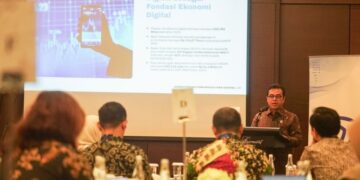Wamenkomdigi Nezar Patria memberikan Keynote Speech dalam Seminar Accelerating PDP Law Enforcement through Public–Private Collaboration to Drive Digital Innovation di Fairmont Hotel, Jakarta Pusat, Selasa (11/11/2025). (Foto: Ardi W/Komdigi)