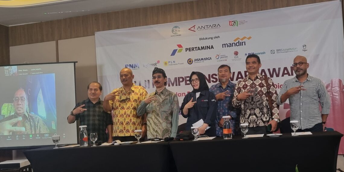 Direktur Komersil, Pengembangan Bisnis, dan Teknologi Informasi Perum LKBN Antara Jaka Sugiyanta (layar monitor) dan penguji Lembaga Kantor Berita Nasional (LKBN) Antara saat pembukaan Uji Kompetensi Wartawan (UKW) di Kota Bandung pada 4—5 November 2025.