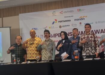 Direktur Komersil, Pengembangan Bisnis, dan Teknologi Informasi Perum LKBN Antara Jaka Sugiyanta (layar monitor) dan penguji Lembaga Kantor Berita Nasional (LKBN) Antara saat pembukaan Uji Kompetensi Wartawan (UKW) di Kota Bandung pada 4—5 November 2025.