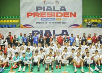 Festival Bulutangkis Piala Presiden 2025 resmi bergulir. Pertandingan yang menjadi ajang pencarian bibit unggul bulutangkis nasional ini dibuka di GOR KONI Bandung, Rabu (12/11) oleh Asisten Deputi Olahraga Pendidikan Kemenpora, Supeni Pudyastuti.(foto:Yayan/kemenpora.go.id)