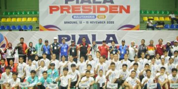 Festival Bulutangkis Piala Presiden 2025 resmi bergulir. Pertandingan yang menjadi ajang pencarian bibit unggul bulutangkis nasional ini dibuka di GOR KONI Bandung, Rabu (12/11) oleh Asisten Deputi Olahraga Pendidikan Kemenpora, Supeni Pudyastuti.(foto:Yayan/kemenpora.go.id)
