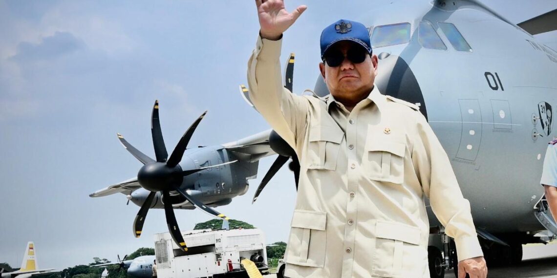 Presiden Prabowo Subianto menyerahkan pesawat Airbus A400M/MRTT Alpha 4001 kepada TNI di Pangkalan Udara Halim Perdanakusuma, Jakarta, Senin (03/11/2025).(Foto: Setneg)