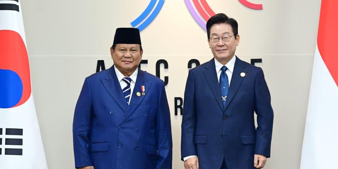 Presiden Republik Indonesia Prabowo Subianto melakukan pertemuan bilateral dengan Presiden Republik Korea Lee Jae Myung di sela-sela Konferensi Tingkat Tinggi (KTT) Kerja Sama Ekonomi Asia Pasifik (APEC) 2025, yang berlangsung di Hwabaek International Convention Center (HICO), Gyeongju, pada Sabtu (01/11/2025).(Foto: Setneg)