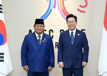 Presiden Republik Indonesia Prabowo Subianto melakukan pertemuan bilateral dengan Presiden Republik Korea Lee Jae Myung di sela-sela Konferensi Tingkat Tinggi (KTT) Kerja Sama Ekonomi Asia Pasifik (APEC) 2025, yang berlangsung di Hwabaek International Convention Center (HICO), Gyeongju, pada Sabtu (01/11/2025).(Foto: Setneg)