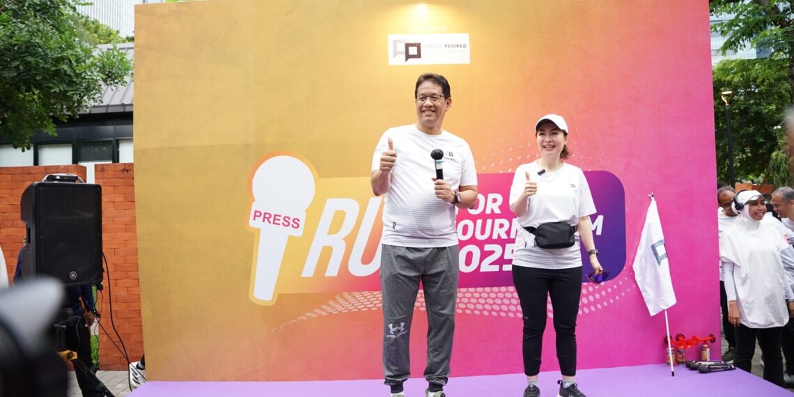 Menteri Keuangan Purbaya Yudhi Sadewa bersama Ketua Forum Pemred Retno Pinasti dalam Fun Run For Good Journalism 2025 yang diselenggarakan Forum Pemred di Universitas Atmajaya Jakarta, Minggu (16/11).
