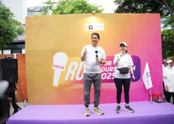 Menteri Keuangan Purbaya Yudhi Sadewa bersama Ketua Forum Pemred Retno Pinasti dalam Fun Run For Good Journalism 2025 yang diselenggarakan Forum Pemred di Universitas Atmajaya Jakarta, Minggu (16/11).