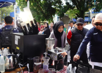 Bupati Garut, Abdusy Syakur Amin, secara resmi membuka pelaksanaan Car Free Day (CFD) yang berlangsung meriah di sepanjang Jalan Ahmad Yani, Kecamatan Garut Kota, Kabupaten Garut, Minggu (9/11/2025). (Foto: Muhamad Azi Zulhakim/ Anggana Mulia/ Diskominfo Kab. Garut)