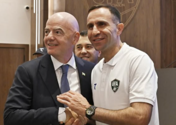 Timur Kapadze (kiri) bersama Presiden FIFA Gianni Infantino.(Foto: Instagram)