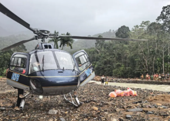 Foto : Helikopter BNPB dengan nomor registrasi PK-RTQ mendarat di tepi sungai demi antarkan bantuan warga yang terisolir akibat bencana hidrometeorologi di Desa Sihaporas, Kecamatan Pinangsori, Kabupaten Tapanuli Tengah, Sumatra Utara, Sabtu (29/11). (Bidang Komunikasi Kebencanaan / Danung Arifin)