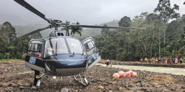 Foto : Helikopter BNPB dengan nomor registrasi PK-RTQ mendarat di tepi sungai demi antarkan bantuan warga yang terisolir akibat bencana hidrometeorologi di Desa Sihaporas, Kecamatan Pinangsori, Kabupaten Tapanuli Tengah, Sumatra Utara, Sabtu (29/11). (Bidang Komunikasi Kebencanaan / Danung Arifin)