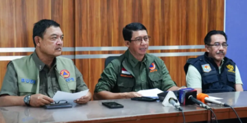 Foto : Kepala Badan Nasional Penanggulangan Bencana (BNPB) Letjen TNI Dr. Suharyanto S.Sos., M.M. (tengah), saat menyampaikan perkembangan penanganan bencana hidrometeorologi yang melanda Provinsi Sumatera Utara, Aceh dan Sumatra Barat dalam konferensi pers dari Bandara Silangit, Tapanuli Utara, Sumatra Utara, Sabtu (29/11) sore. (Bidang Komunikasi Kebencanaan)