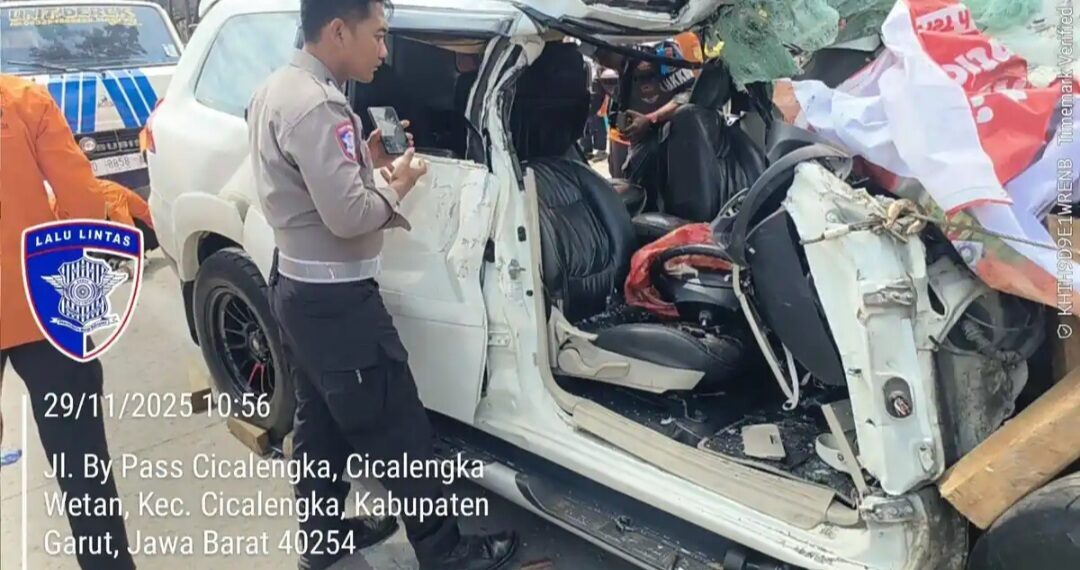 Kondisi mobil Pajero Sport yang dikemudikan atlet BMX, Mochamad Rizki (17), setelah menabrak truk tronton parkir.(Foto:Istimewa).