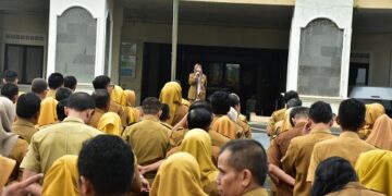 Sekda Sumedang Tuti Ruswati di hadapan ASN.(Foto: Humas Pemkab Sumedang).